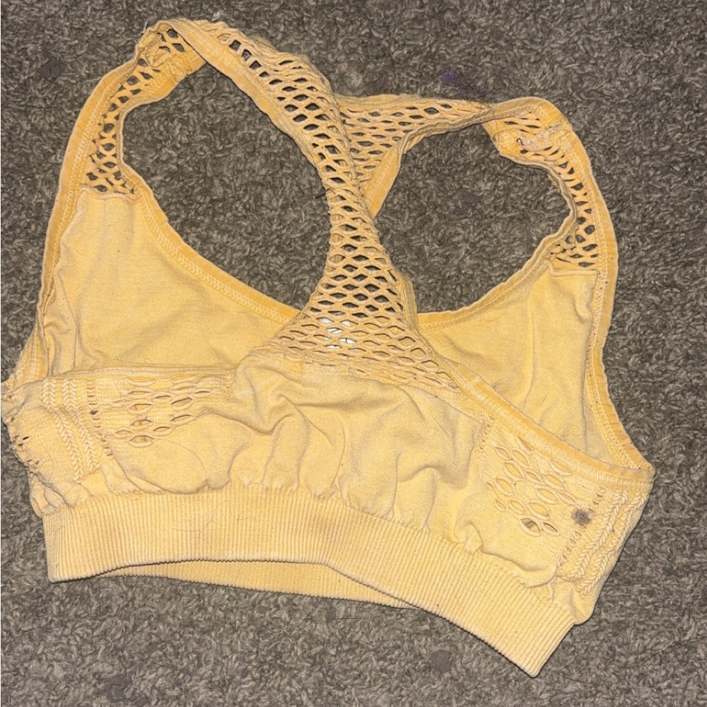 Super cute sports bra 
Barely worn, just too small 
FLATTERING💋🤞🏾💌
Size small
